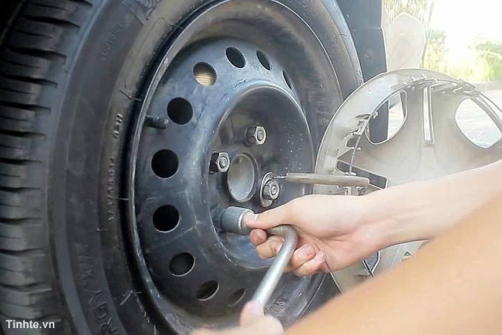 Cách thay má phanh sau ô tô Mazda dễ dàng, hiệu quả