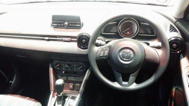Nội thất của Mazda2 1.3 SkyActiv-G 2015 bản tiêu chuẩn.